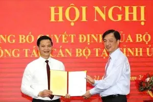 Đồng chí Nguyễn Duy Ngọc, Ủy viên Bộ Chính trị, Bí thư Trung ương Đảng, Trưởng Ban Tổ chức Trung ương trao quyết định cho đồng chí Vương Quốc Tuấn