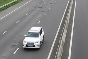 Tại Km234 trên đường cao tốc Vĩnh Hảo – Phan Thiết, khoảng 10 vị trí được dặm vá chi chít trên mặt đường 