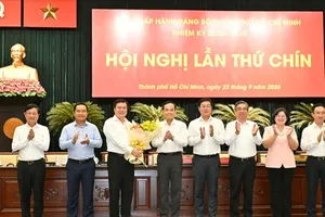 Ban Chấp hành Đảng bộ TPHCM chúc mừng tân Phó Bí thư Thành ủy TPHCM Nguyễn Sinh Nhật Tân 