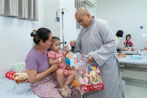 Chùa Vạn Phước trao quà cho bệnh nhi đang điều trị tại Bệnh viện Đa khoa Vũng Tàu.