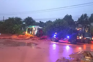 Lũ cát đỏ tràn đường nối Mũi Né với Quốc lộ 1