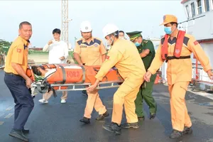 Đưa thuyền viên bị nạn về đến bờ an toàn.