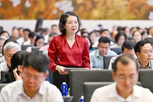 Đại biểu Mai Thị Phương Hoa (Ninh Bình) góp ý về Luật Xử lý vi phạm hành chính (sửa đổi). Ảnh: VIẾT CHUNG