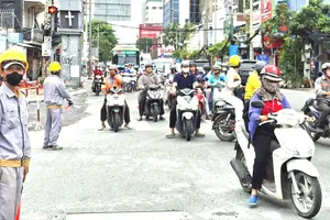 Các phương tiện lưu thông qua ngã tư Cách Mạng Tháng Tám - Nguyễn Thị Minh Khai (phường Bến Thành), sáng 10-10. Ảnh: QUỐC HÙNG