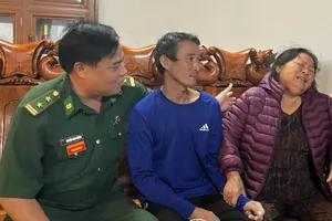 Gần 8 giờ lênh đênh trên biển sau vụ chìm tàu cá tại cửa Gianh vào trưa 9-10, ngư dân Nguyễn Mạnh Cường đã bơi vào bờ an toàn 
