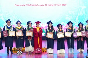 Học viện Cán bộ TPHCM trao bằng tốt nghiệp cho 437 tân cử nhân