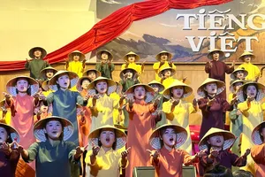 Hợp xướng Saigon Choir thể hiện “Tiếng Việt” của Nguyễn Lê Tâm, qua phần chuyển soạn của Quang Thái, để lại ấn tượng sâu sắc. Ảnh: THANH HIỆP