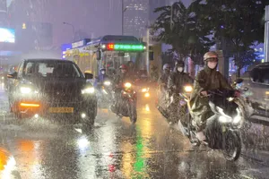 Cơn mưa lớn tại khu vực trung tâm TPHCM, chiều tối 7-10. Ảnh: ĐÌNH DƯ 