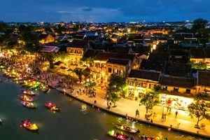 Khung cảnh đông đúc, tấp nập khách du lịch đổ về tham quan khu vực phố cổ Hội An. Ảnh: XUÂN QUỲNH