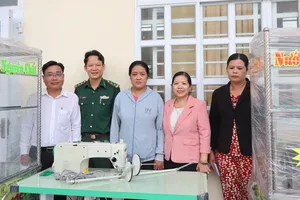 Lãnh đạo Xã An Thới Đông trao phương tiện sinh kế