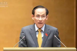 Bộ trưởng Bộ Ngoại giao Lê Hoài Trung trình bày Tờ trình về dự thảo Luật Thỏa thuận quốc tế (sửa đổi), sáng 18-10-2026. Ảnh: Quochoi.vn