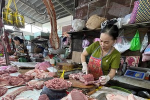 商贩在胡志明市浸石坊浸石市场售卖猪肉。