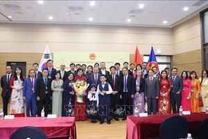 越南党中央总书记苏林与旅韩越南人代表合影。