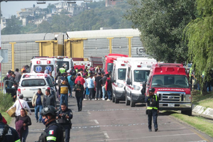 警务人员在墨在事故现场进行处置。