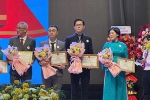 市商业华语培训中心校长黄景君（右二）代表中心上台领奖。