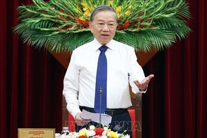 越南党中央总书记苏林会上致辞。