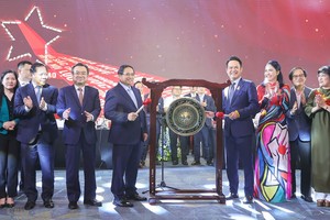 越南政府总理范明政在2025年越南民营经济论坛（VPSF）上敲锣，开启新的发展阶段。