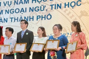 市华语成人教育中心主任钱美秀（右二）上台领奖。