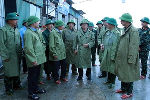 政府副总理陈红河和工作团检查 义安省应对10号台风的实际情况。