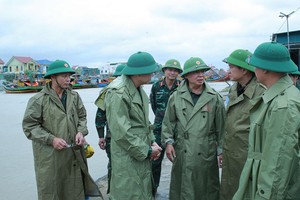 政府副总理陈红河率代表团视察义安省10号台风的应对工作。