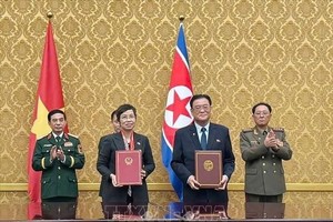 越通社社长武越庄与朝中社（KCNA）社长金炳浩签署合作协议。图自越通社