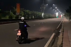  V.Q.T.骑摩托车“翘头”行驶。