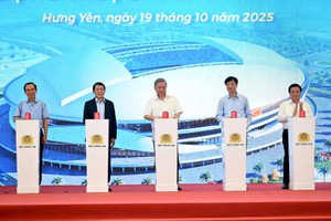 党中央总书记苏林与各位代表出席开工仪式。