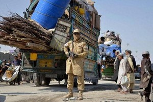 一名塔利班安全人员在阿富汗与巴基斯坦边境零点口岸站岗。视觉中国图