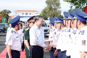 苏林总书记与各位代表亲切握手。