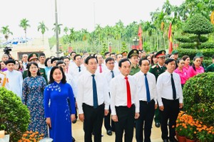 胡志明市领导敬香纪念南圻起义85周年