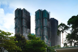 在火灾后的大埔宏福苑楼宇附近市民寄托哀思的花束。