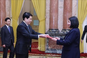 越南国家主席梁强接受智利驻越大使纳斯利·伊莎贝尔·贝尔纳尔·普拉多的国书。图：越通社