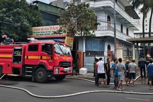 消防车抵达参加灭火。