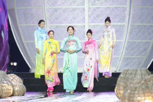 第十二届胡志明市长衫节精彩开幕。图：越通社