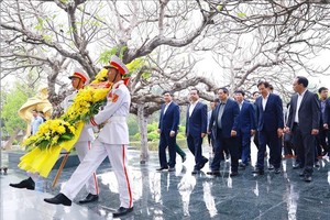 政府总理范明政一行敬献花圈。