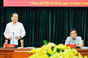 国会主席陈青敏发表讲话。