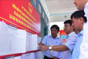 职能单位检查选举工作。 