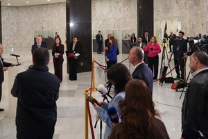 联合国秘书长古特雷斯（左）在黎巴嫩贝鲁特向媒体发表讲话。