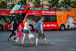 国际游客参观胡志明市。