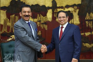 范明政总理与科威特驻越大使尤瑟夫。图自越通社