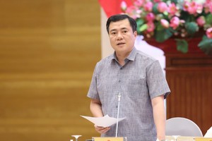 工商部副部长阮生日新在新闻发布会上致辞。