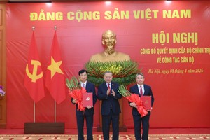 越南党中央总书记、国家主席苏林向中央组织部部长阮维玉和中央办公厅主任阮海宁颁发任命决定。图自越通社