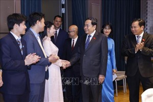 越南国会主席陈青敏在米兰市会见在意大利的越南学生会及优秀留学生代表。图自越通社