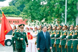 党中央总书记、国家主席、中央军委书记苏林出席第五军区司令部“人民武装力量英雄”称号颁授仪式。图：越通社