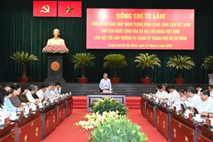 党中央总书记、国家主席苏林及中央工作团与胡志明市市委常务处举行了工作会议。