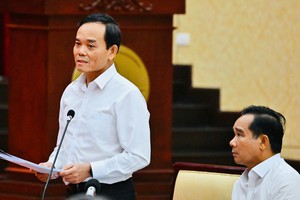 胡志明市委书记陈留光在工作会议上发言。