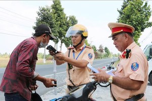 安江省交警对驾驶员进行酒精检测。