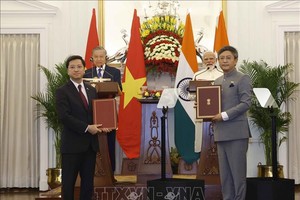 越南党中央总书记、国家主席苏林与印度总理纳伦德拉共同见证越印合作文件交换仪式。图自越通社