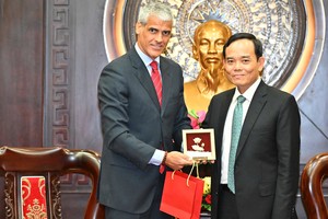 胡志明市市委书记陈留光向古巴驻胡志明市总领事毛里西奥•亚历杭德罗•马丁内斯•杜克赠送纪念品。