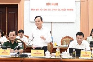 胡志明市市委书记陈留光发表讲话。